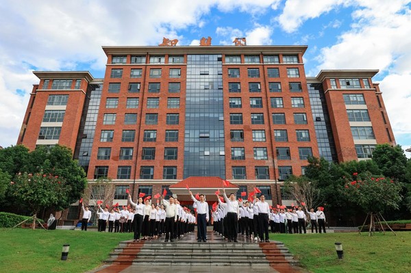 歌唱祖國 揚帆奮進 市產(chǎn)發(fā)集團舉辦“慶祝中華人民共和國成立75周年” 升國旗儀式活動